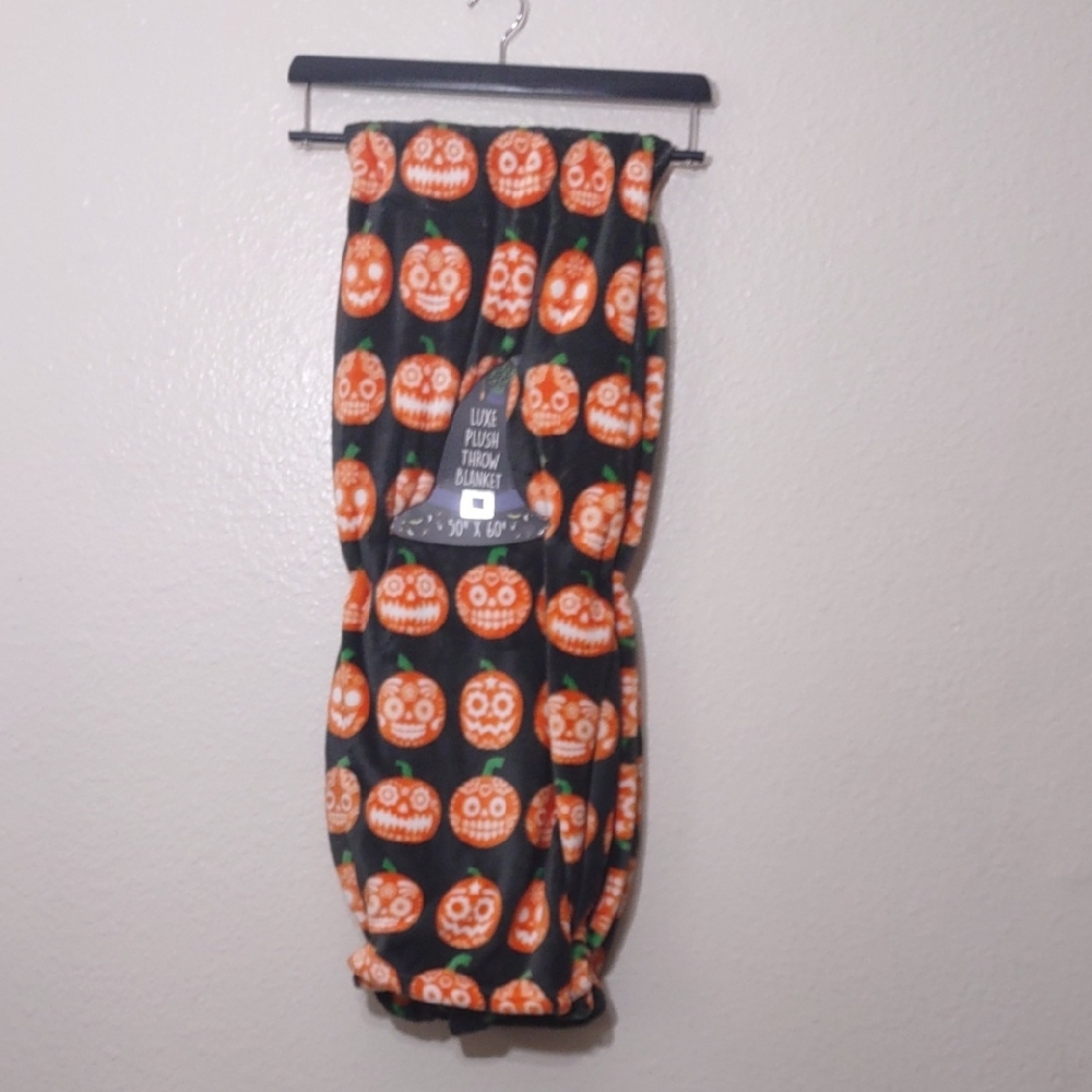 HALLOWEEN LUXE PLUSH THROW BLANKET DIFFERENT PUMPKIN FACES 50X60 IN